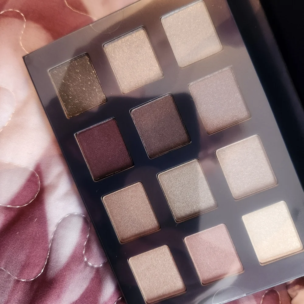 New Avon Iconic Beauty Classic Collection - Picture 9 of 14